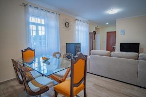 ein Wohnzimmer mit einem Glastisch und einer Couch in der Unterkunft Vivenda Graciosa in Boa Hora