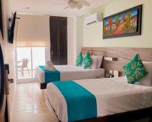 una camera d'albergo con due letti e un balcone di Hotel Boutique Marbore a Santa Marta Altre 82 foto