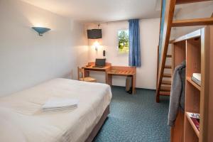 Postel nebo postele na pokoji v ubytování Brit Hotel Essentiel Saint-Flour