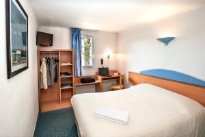TV a/nebo společenská místnost v ubytování Brit Hotel Essentiel Saint-Flour