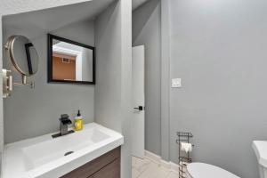 Ένα μπάνιο στο Spacious 2BR Apt with King Beds & Fully Equipped Kitchen