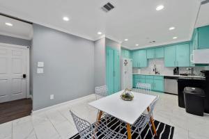 Η κουζίνα ή μικρή κουζίνα στο Spacious 2BR Apt with King Beds & Fully Equipped Kitchen