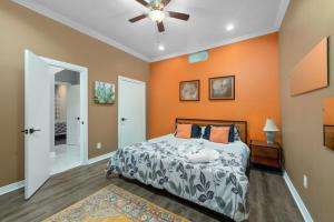 Ένα ή περισσότερα κρεβάτια σε δωμάτιο στο Spacious 2BR Apt with King Beds & Fully Equipped Kitchen