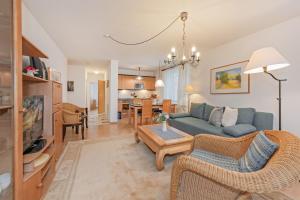 ein Wohnzimmer mit Sofa und Tisch in der Unterkunft Dünenresidenz 13 in Zinnowitz