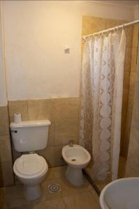 コロンにあるMonoambientes Quetzalのトイレとシャワーカーテン付きのバスルーム