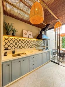 eine Küche mit Spüle und Theke in der Unterkunft Casa Bela - Centro - Ar condicionado Garagem Wi-fi in Águas de Lindóia