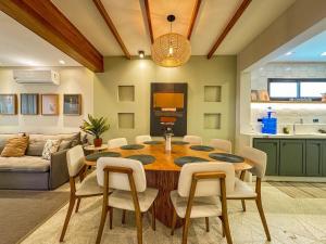 eine Küche und ein Esszimmer mit Tisch und Stühlen in der Unterkunft Casa Bela - Centro - Ar condicionado Garagem Wi-fi in Águas de Lindóia + 50 Fotos