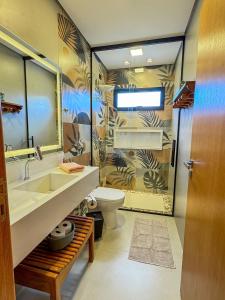 ein Badezimmer mit Waschbecken und Toilette in der Unterkunft Casa Bela - Centro in Águas de Lindóia