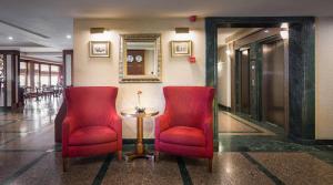 due sedie rosse e un tavolo in un corridoio di Titanic Comfort Sisli a Istanbul