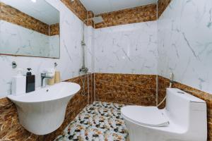 カットバ島にあるVictor Charlie Hostel 2の浴槽、洗面台、トイレを備えたバスルーム
