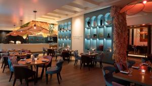 利雅德Fairmont Riyadh的餐厅里有桌椅的餐厅