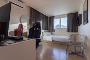 a hotel room with a bed and a desk with a chair at Aank Air Icheon Seolbong Lake in Icheon