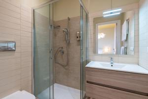 un baño con ducha y lavabo en ALMA SUN ROOMS Testaccio Heart of Rome, en Roma