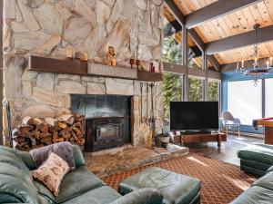 Χώρος καθιστικού στο Awesome Home Above the Lake - Dogs Welcome VH315