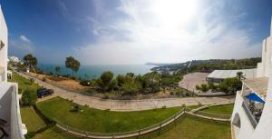 迦玛特Golden Carthage Residences的享有公园的背景海景