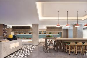Kuchyň nebo kuchyňský kout v ubytování Home2 Suite by Hilton Harbin Central Street