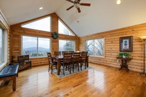 Μια τηλεόραση ή/και κέντρο ψυχαγωγίας στο Eagle Rock Cabin 2319 Valley Burg Road