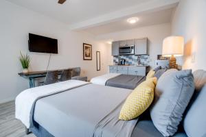 a bedroom with a large bed and a couch at Unit 10 Waena Inn - Maui Private Suite in Wailuku