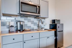 Kuchyň nebo kuchyňský kout v ubytování Unit 18 Maui Ohana Modern Studio