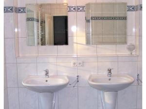 Et badeværelse på Frisian house Wallsbuell + 19 billeder