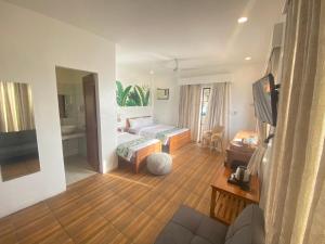 un soggiorno con letto e divano in camera di SeTu Divespot & Resort a Boljoon