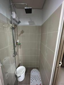 Ένα μπάνιο στο Condo next door +8 φωτογραφίες