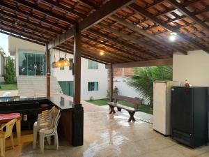 un patio con un tavolo da ping pong e una panchina di Casa na praia de Ubu - Anchieta a Anchieta