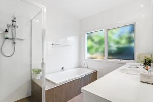 Et badeværelse på Menzies Backbeach Retreat by Ready Set Stay + 14 billeder