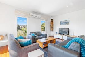 Et tv og/eller underholdning på Menzies Backbeach Retreat by Ready Set Stay