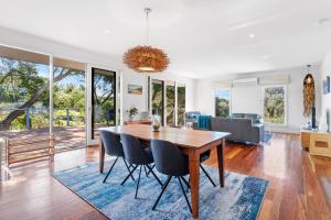 Et opholdsområde på Menzies Backbeach Retreat by Ready Set Stay