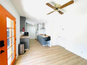 een kamer met een plafondventilator en een keuken bij Cozy Home in the Valley 3 in San Jose