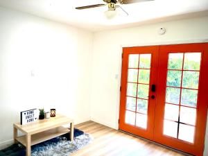 een rode deur in een kamer met een tafel bij Cozy Home in the Valley 3 in San Jose