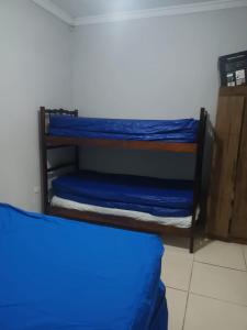 Habitación con 2 literas y sábanas azules. en Casa Recanto em Itanhaém, en Itanhaém 29 fotos más