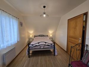 a small bedroom with a bed and a window at Maison périgourdine 2 chambres à Salignac-Eyvigues avec cour et jardin, animaux acceptés - FR-1-616-5 in Salignac Eyvigues