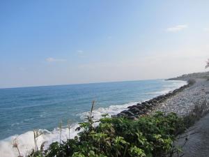 a view of the ocean with a rocky beach at Runners' House Taitung in Changbin