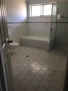 Ένα μπάνιο στο Coastal Calm Entire Top Floor of House Private Entrance and ammenities +33 φωτογραφίες