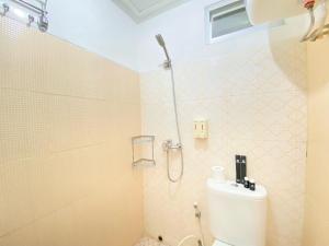 Bilik mandi di Modern Designed 2BR at Suites @Metro Apartment By Travelio +10 gambar