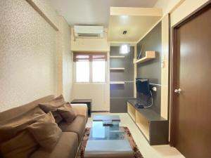 Ruang duduk di Modern Designed 2BR at Suites @Metro Apartment By Travelio