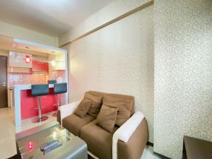 Dapur atau dapur kecil di Modern Designed 2BR at Suites @Metro Apartment By Travelio