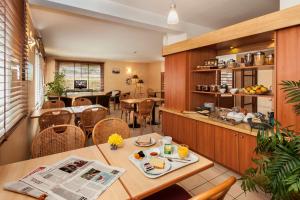 un restaurant avec une table et une assiette de nourriture dans l'établissement BRIT HOTEL Essentiel CAHORS Nord, à Cahors