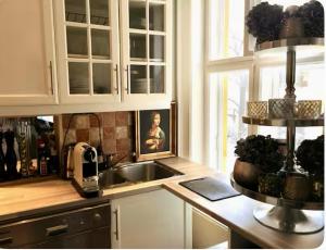 Køkken eller tekøkken på Vakker, svært sentral leilighet med 3 soverom + 33 billeder