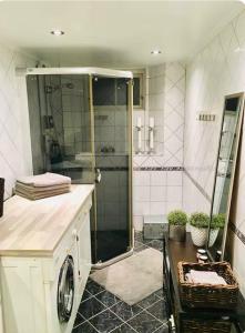 Et badeværelse på Vakker, svært sentral leilighet med 3 soverom