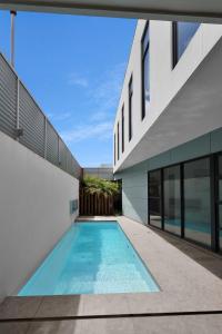 - Vistas al exterior de una casa con piscina en Frankie Luxury pool house Geelong Sleeps 12 Close to GMHBA cafes restaurants shops schools, en Newtown and Chilwell