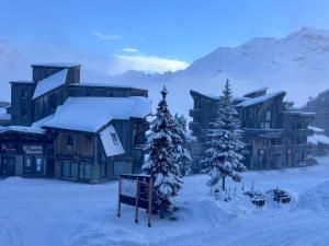 a building in the snow with snow covered trees at Appartement 4 pers, balcon sud-est, quartier Falaise - FR-1-634-109 in Morzine