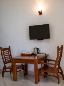 TV a/nebo společenská místnost v ubytování Abhayawewa Resort