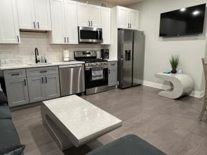 Charming 3BR 2BA with Private Patio的厨房或小厨房