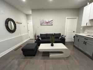 Charming 3BR 2BA with Private Patio的厨房或小厨房
