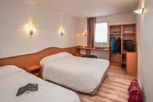 Postel nebo postele na pokoji v ubytování BRIT HOTEL Essentiel CAHORS Nord