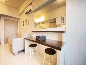 Kuchyň nebo kuchyňský kout v ubytování Relaxing 1BR at Apartment at Newton Residence Bandung By Travelio
