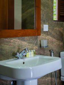 Koupelna v ubytování Abhayawewa Resort